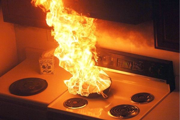 How to Put Out a Kitchen Fire | DIY Spotlight