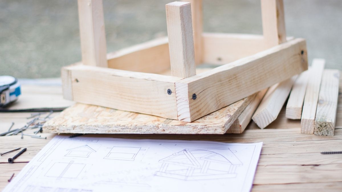 birdhouse blueprints and birdhouse on table